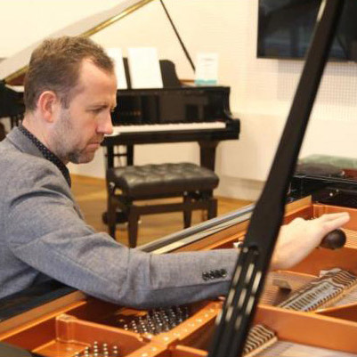 Piano tuner - Jan Machart