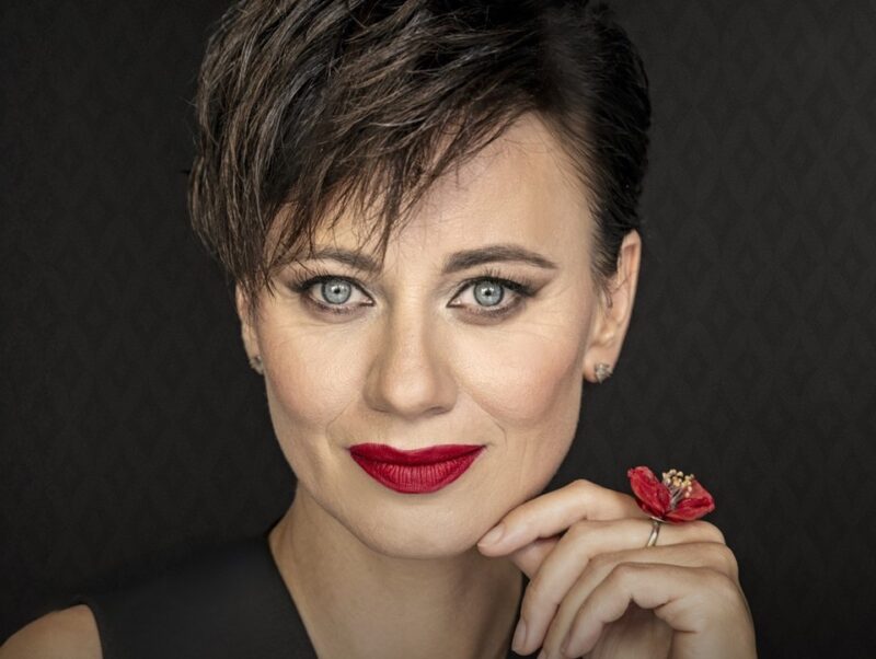 DÁŠA ZÁZVŮRKOVÁ ZPÍVÁ HANU HEGEROVOU